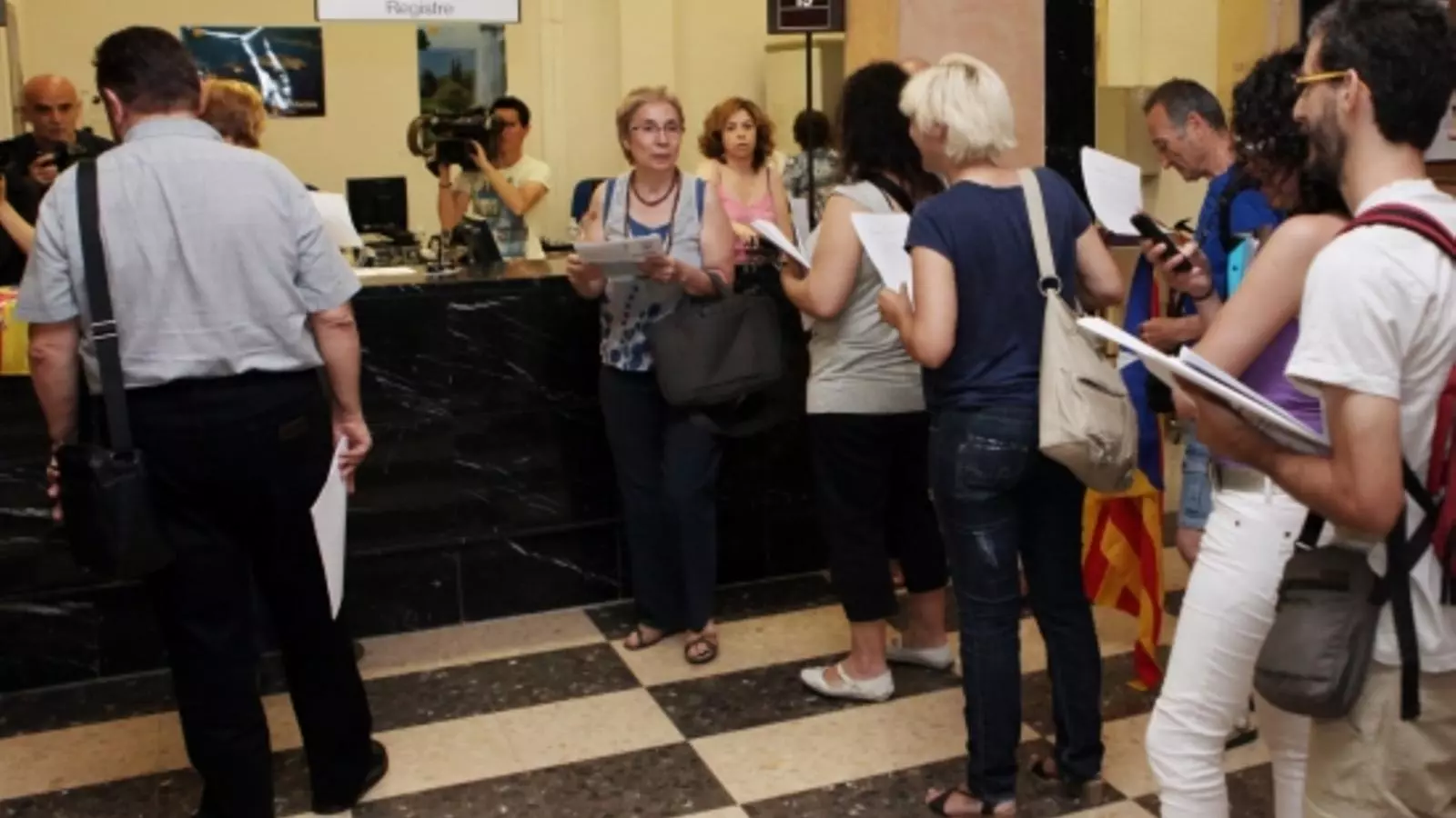 Membres de la Plataforma Catalunya diu prou, entregant la renda a l'Agència Tributària de Catalunya