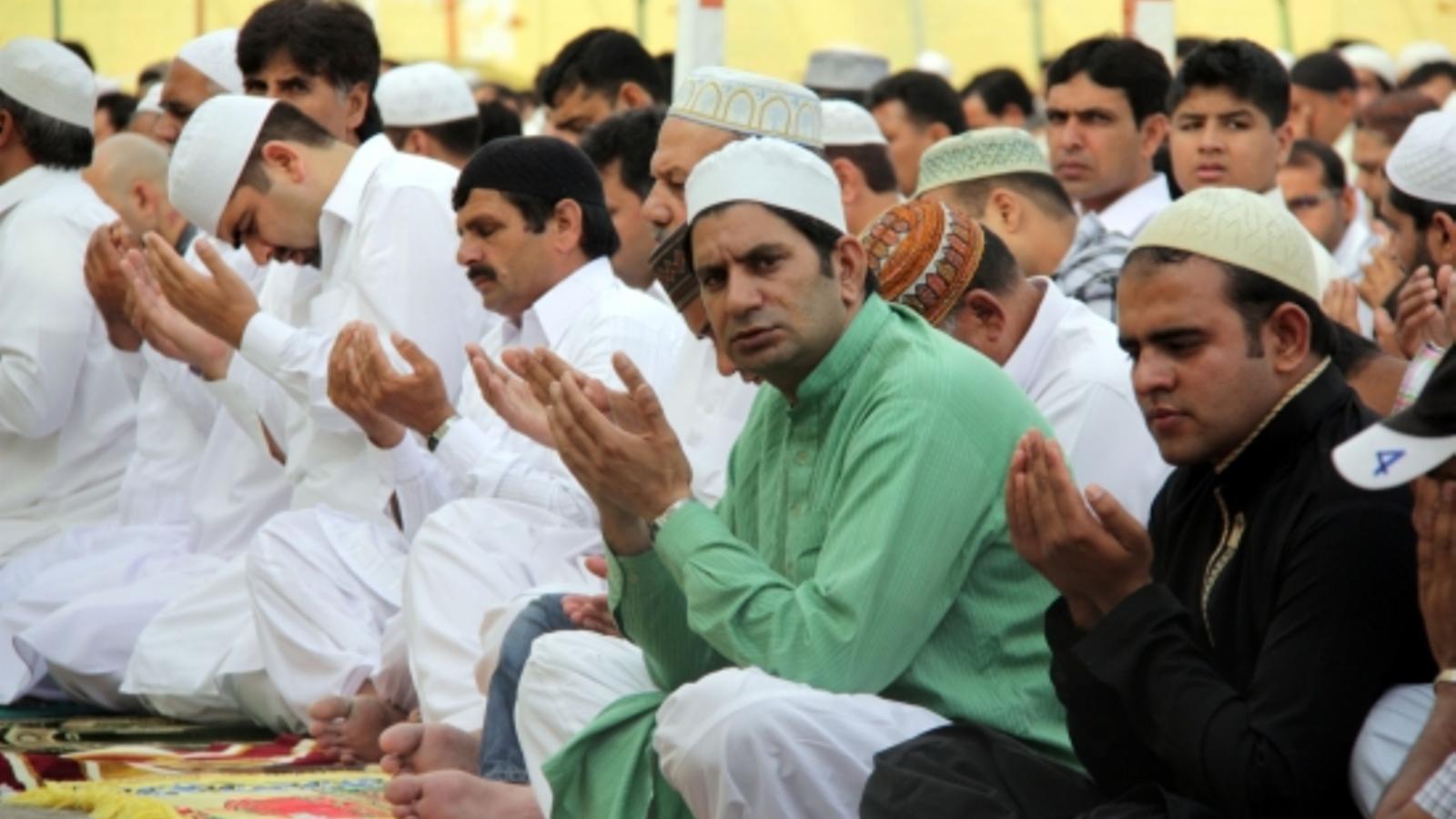 Musulmans pakistanesos de Badalona fan l'última pregària del Ramadà al pati d'un antic institut del sud de la ciutat/ACN