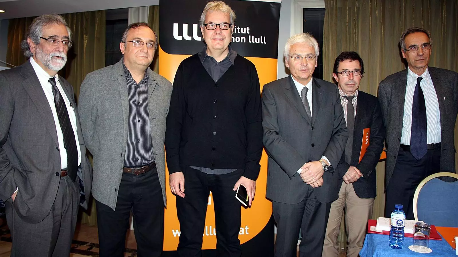 El director de l'IRL, Vicenç Villatoro; els arquitectes Jordi Badia i Félix Arranz, autors del projecte guanyador, el conseller de Cultura, Ferran Mascarell; el director adjunt de l'Institut Ramon Llull, Àlex Susanna, i el president del jurat, Jordi Garcés.