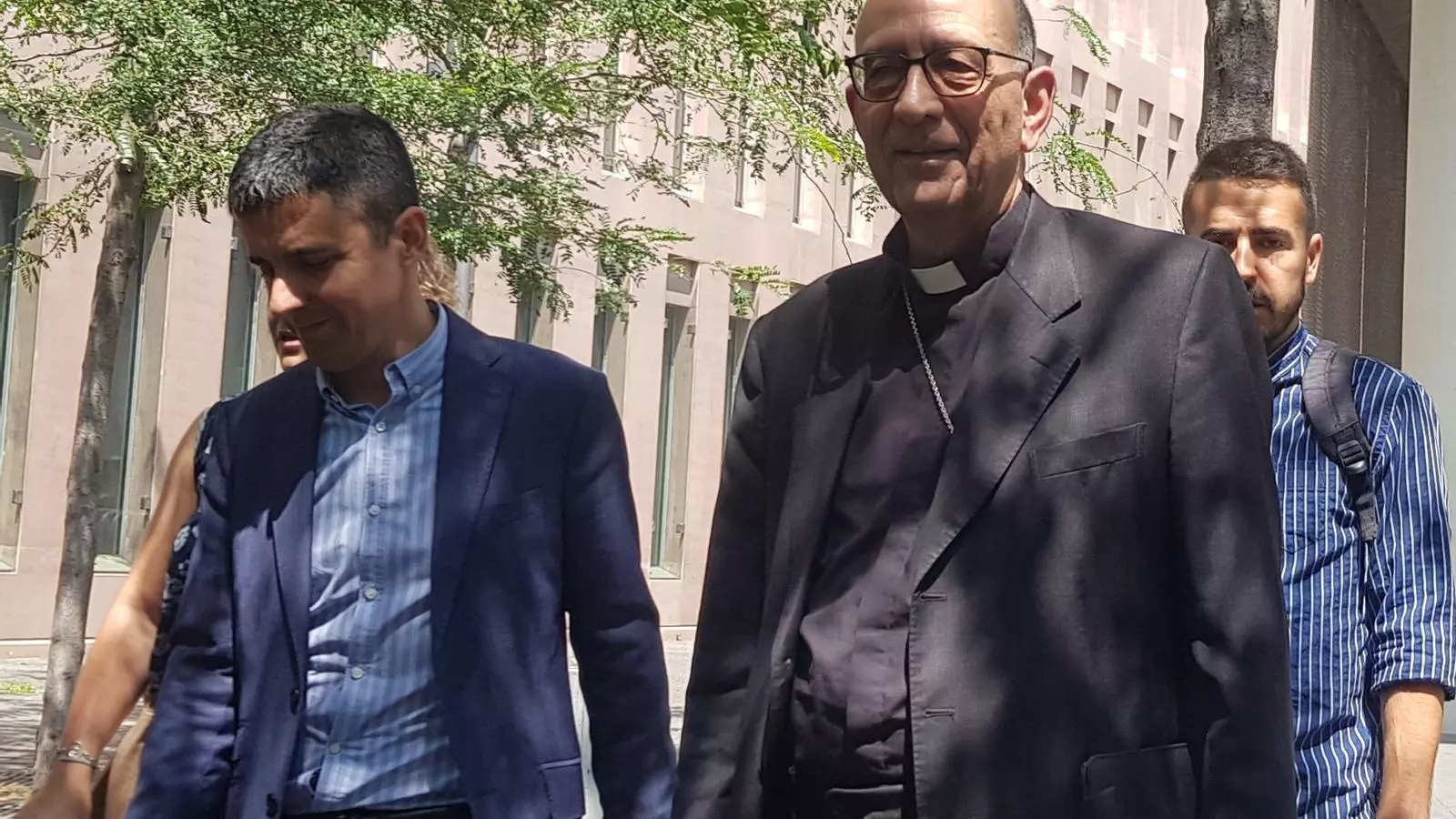 A la dreta, l'arquebisbe de Barcelona, Juan José Omella, quan ha sortit després de declarar al jutjat d'instrucció 10