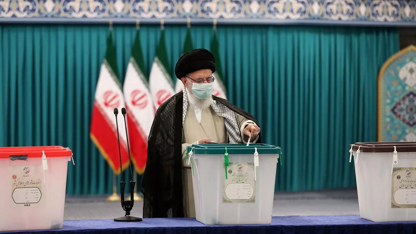 El líder supremo del Irán, Ali Khamenei, votando este viernes en Teherán