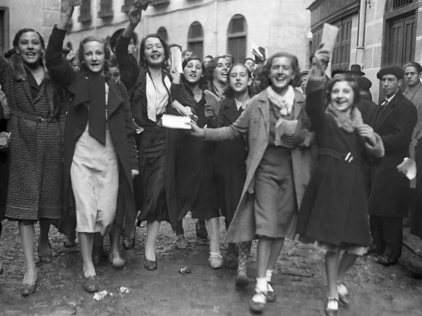 Un grup de dones celebrant el dret a poder votar