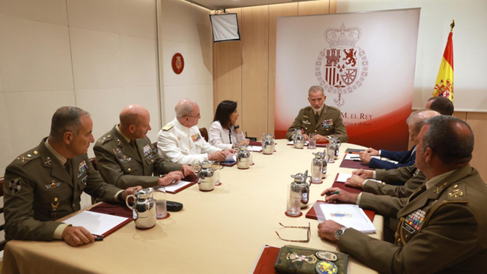 The king met on Monday with the Minister of Defense, Margarita Robles, and the leadership of commanders