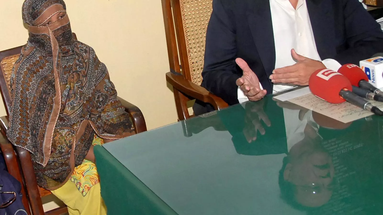 Asia Bibi en una roda de premsa amb el governador de la província de Panjab, Salman Taseer.