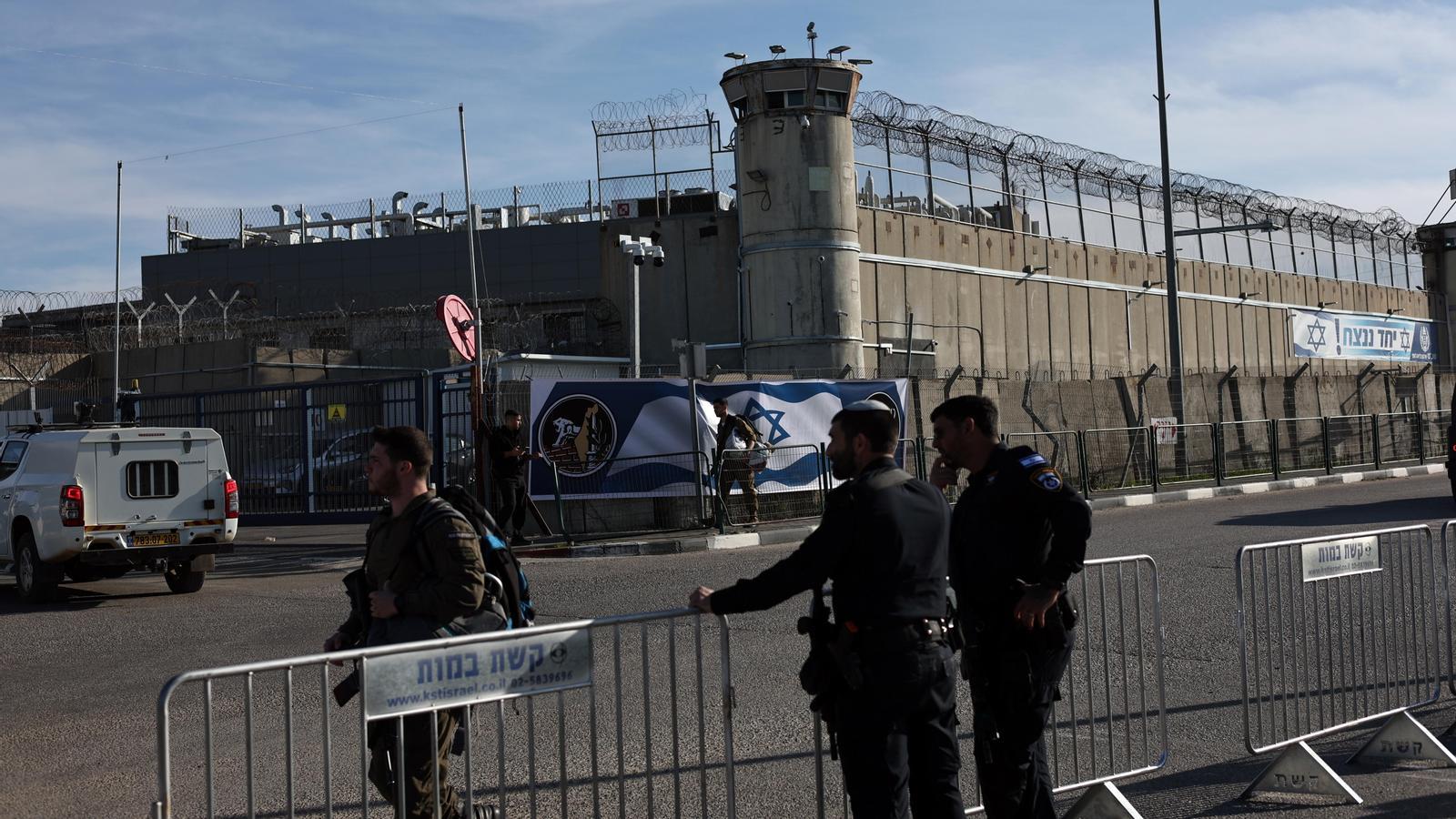 Personal de seguridad israelí custodia la prisión militar de Ofer, cerca de Jerusalén.