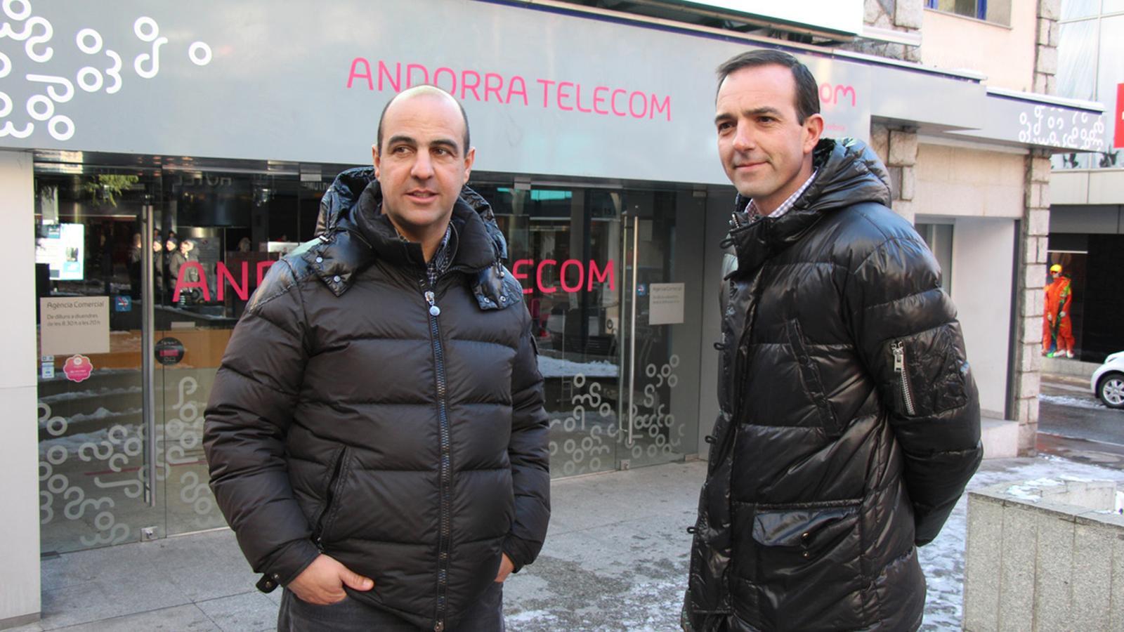 Els candidats demòcrates David Montané i Jordi Torres davant l'edifici d'Andorra Telecom./ G.LL.T.