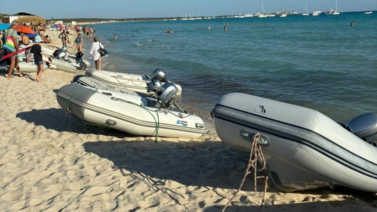 Barques varades sobre la vorera del Trenc.