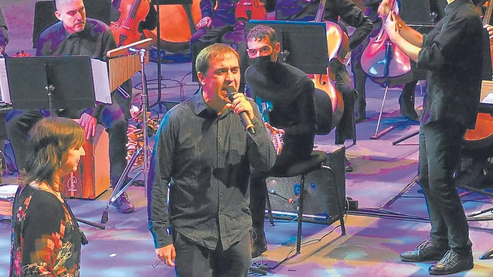Maribel Servera i Mateu Xurí amb Toni Vaquer dirigint la Big Band i la Simfònica.