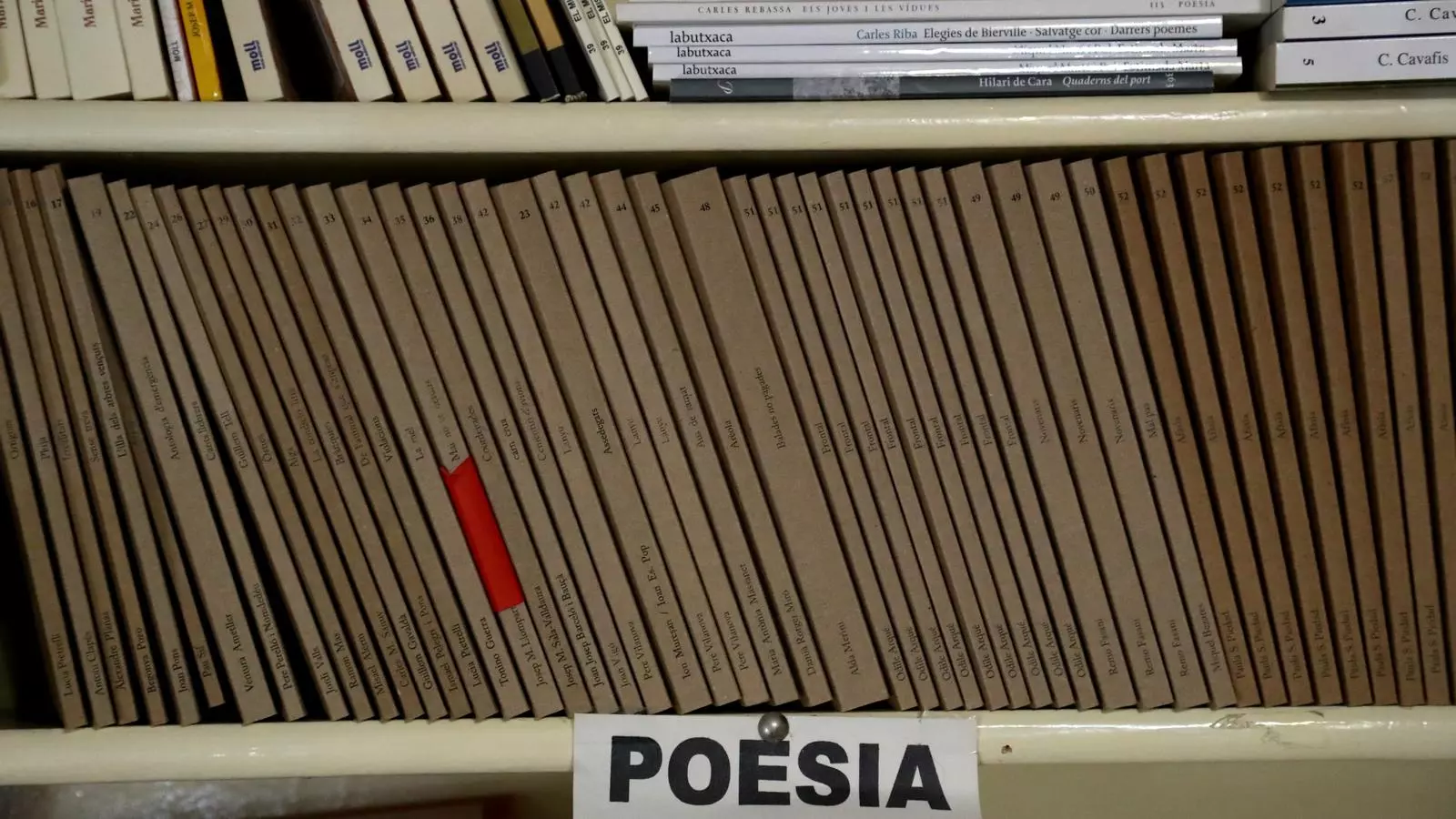 La secció de poesia d'una llibreria.