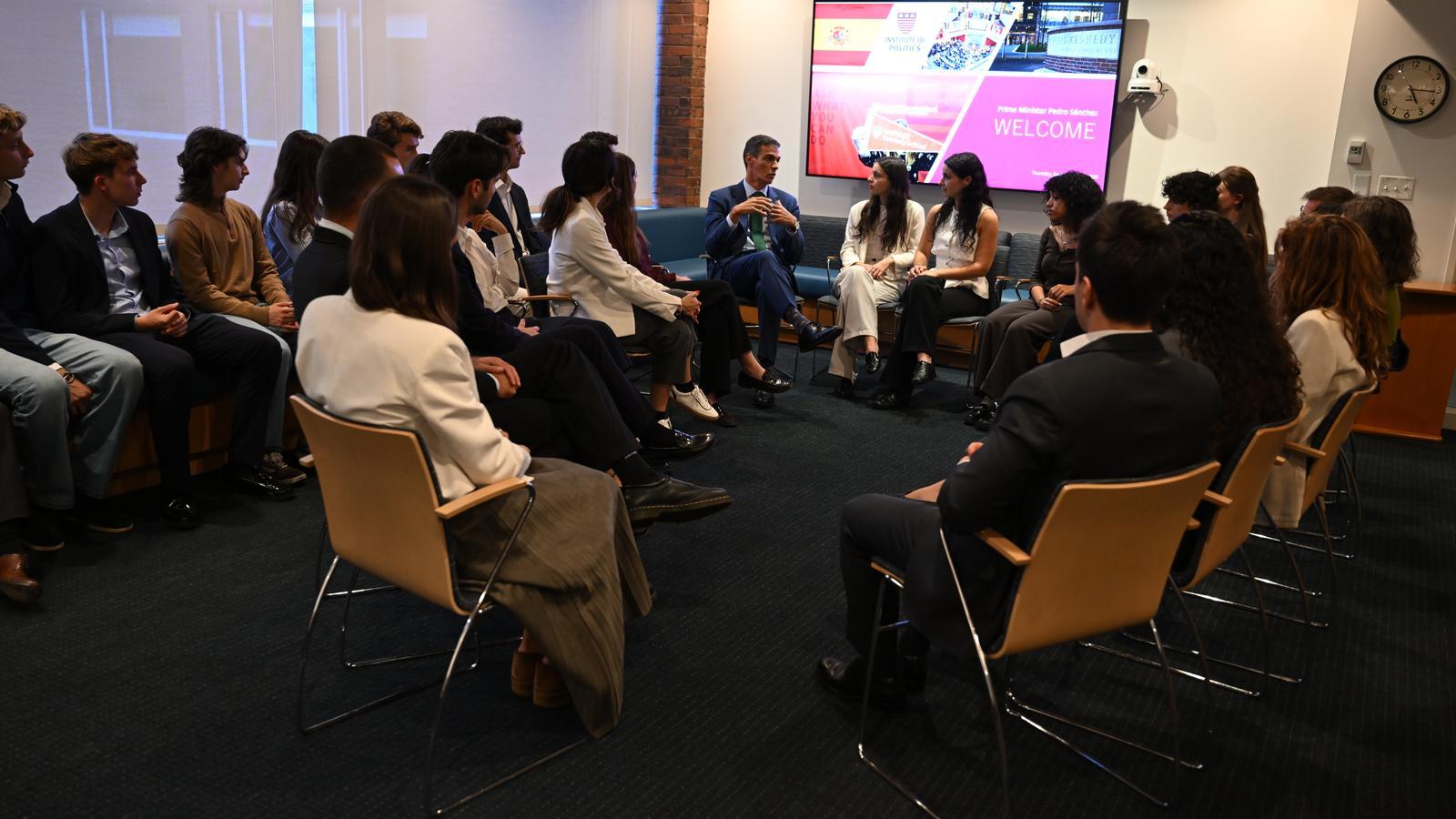 The president of the Spanish government, Pedro Sánchez, during a meeting with Spanish students and researchers at Harvard University, in Cambridge (Massachusetts).