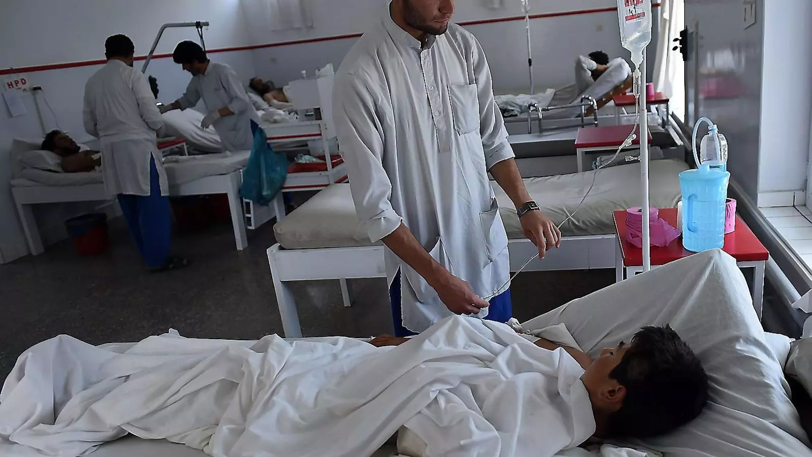 ATENCIÓ MÈDICA
Un doctor atenent un adolescent supervivent de l’atac a Kunduz.