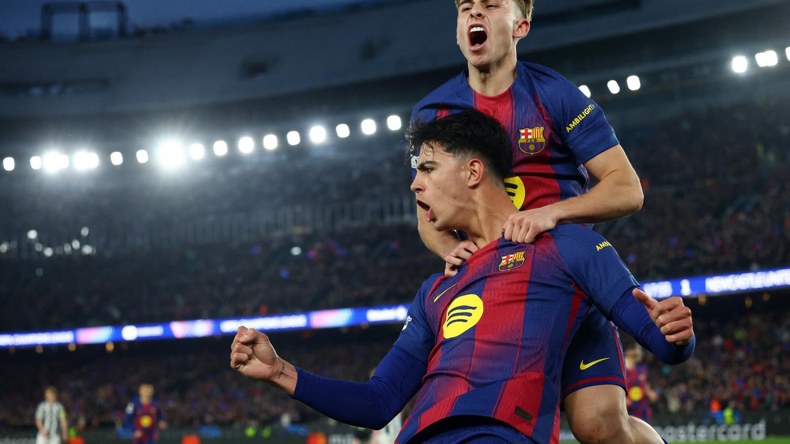 Fútbol Fútbol - Liga de Campeones de la UEFA - Octavos de final - Partido de vuelta - FC Barcelona contra Newcastle United - Spotify Camp Nou, Barcelona, España - 18 de marzo de 2026 Marc Bernal del FC Barcelona celebra marcar su segundo gol con Fermin Lopez REUTERS/Albert Gea