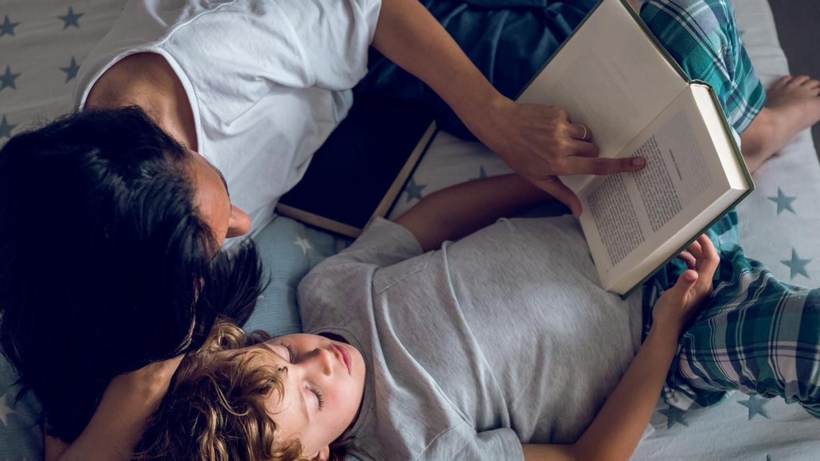La madre, leyendo con su hijo.