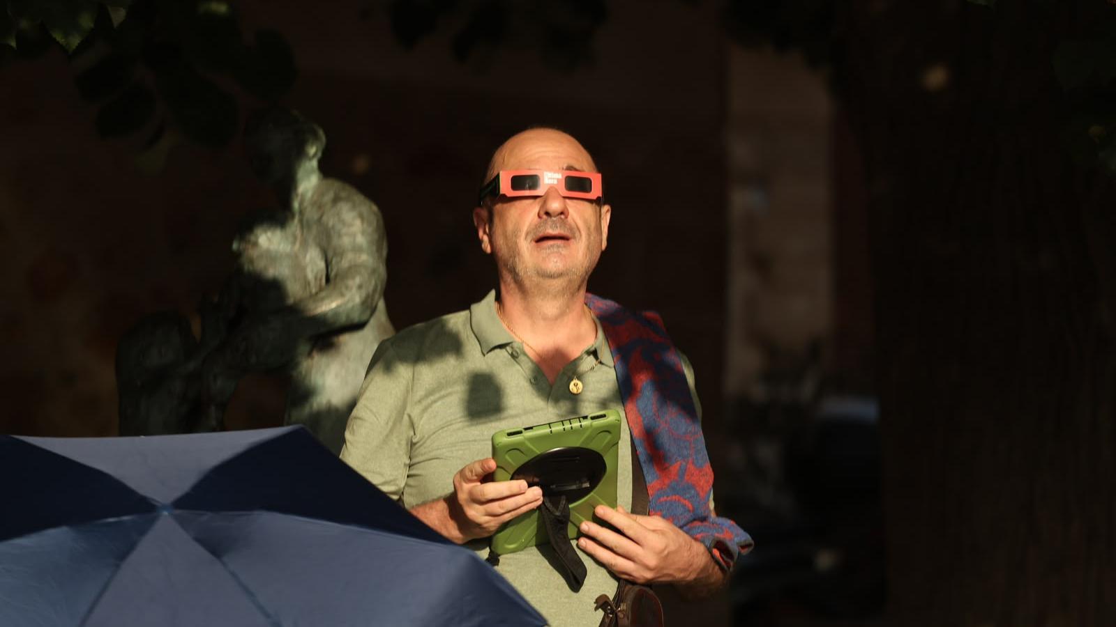 Un home amb ulleres i una tablet.