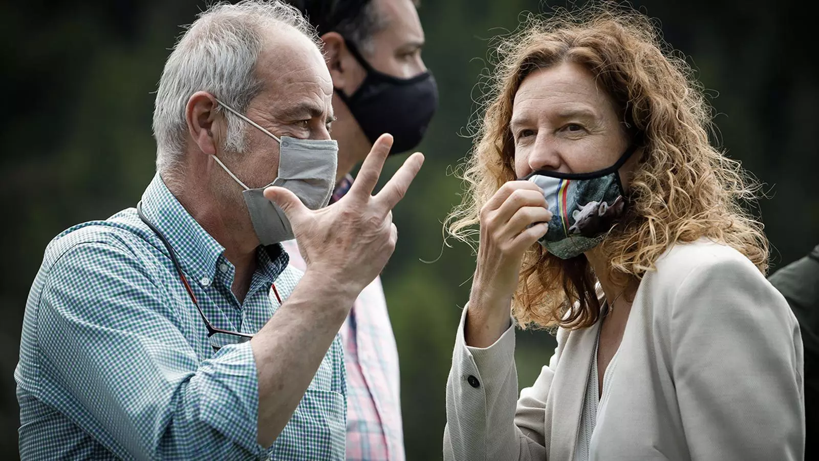 La ministra de Medi Ambient, Agricultura i Sostenibilitat, Sílvia Calvó, conversa amb el president de l'Associació de pagesos i ramaders, Xavier Coma.