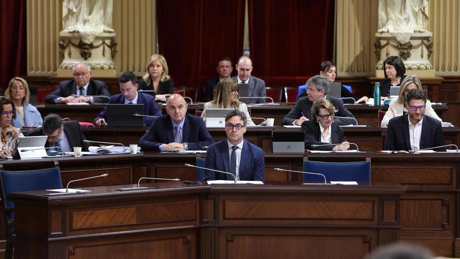 Los escaños de los populares, con el vicepresidente primero, Antoni Costa, el martes pasado en el Parlament.