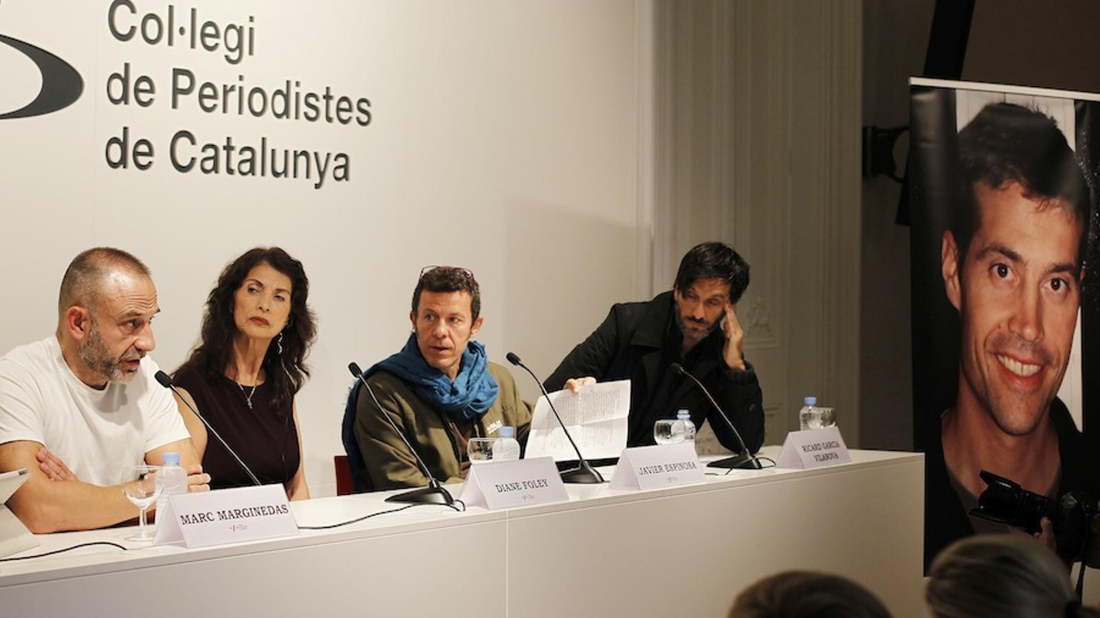 La mare de Foley amb els reporters, al Col·legi de Periodistes. PERE TORDERA