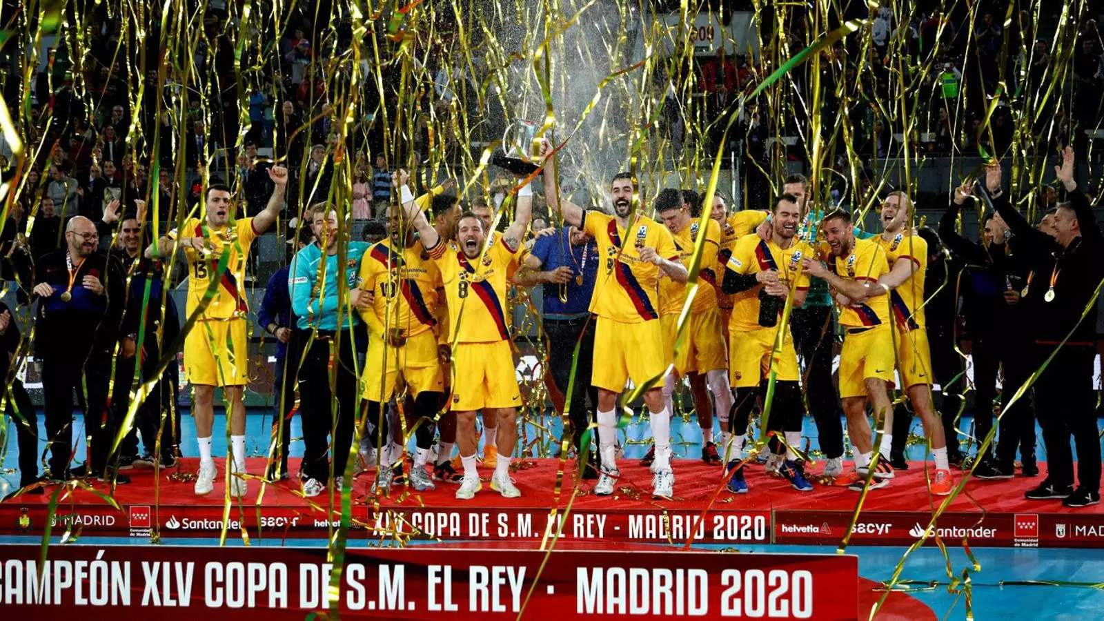 Els jugadors del Barça amb el trofeu de campions.