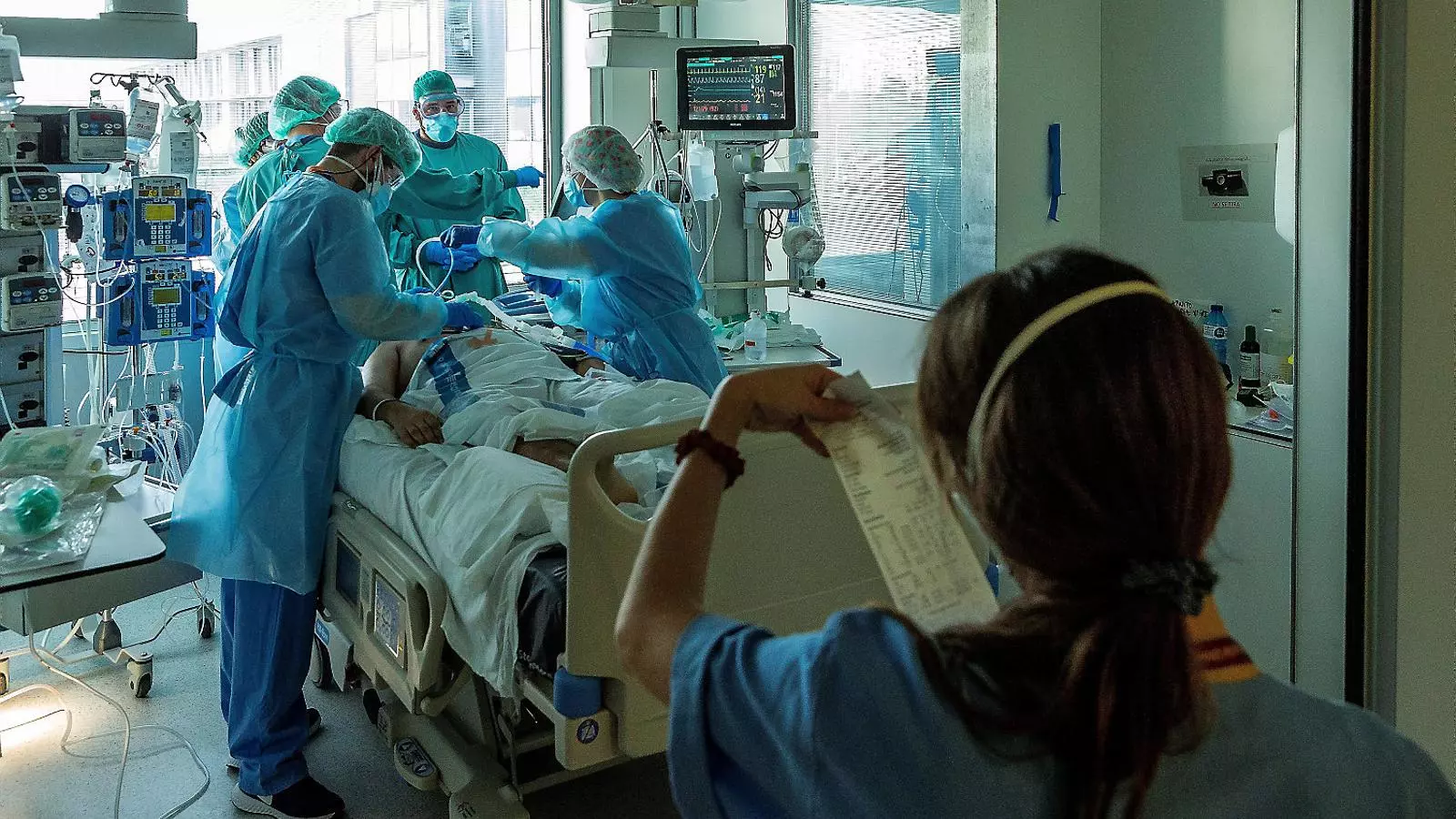 Personal sanitari atenent un pacient a l’UCI de l’Hospital de Bellvitge ahir.