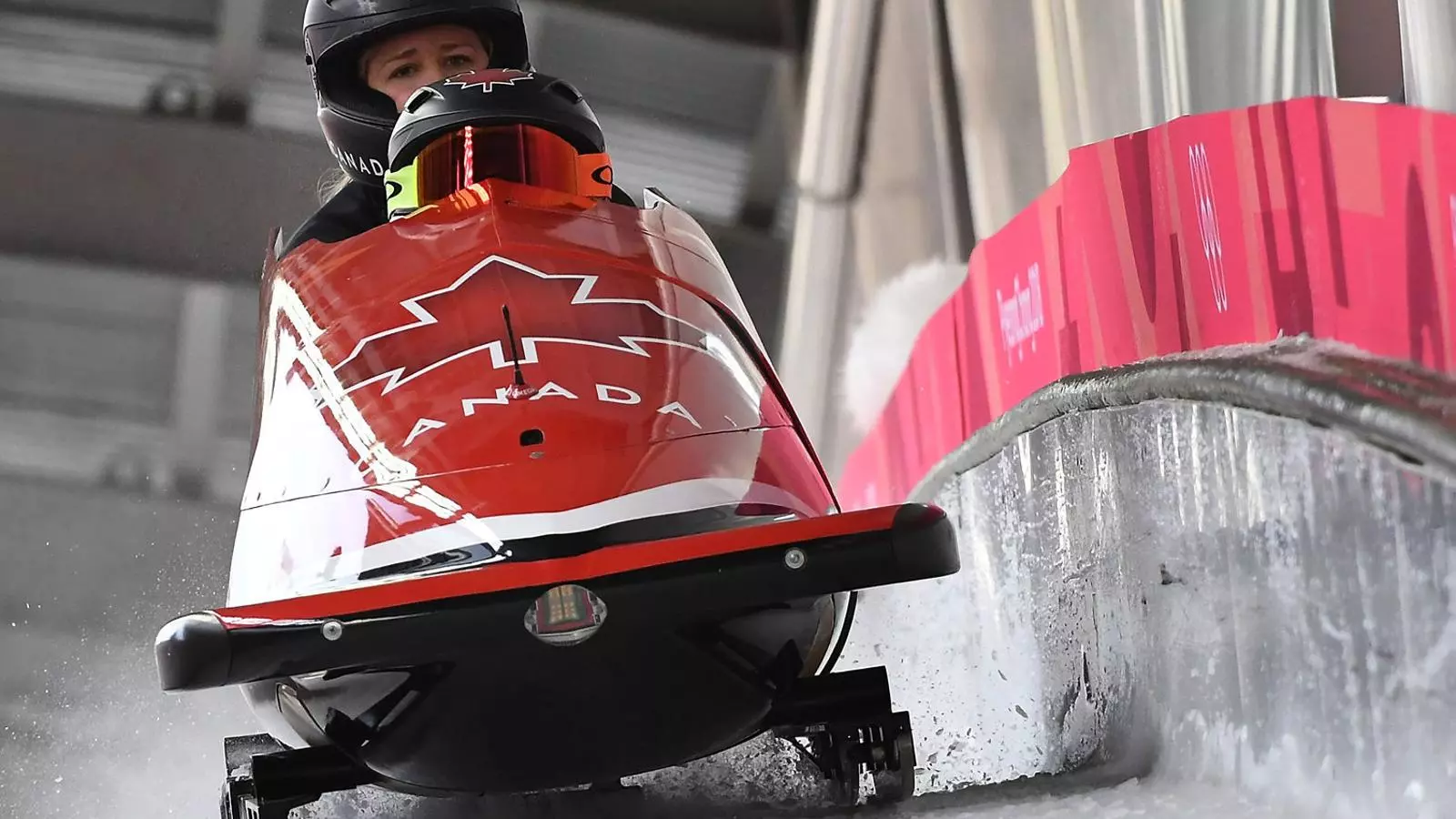 La canadenca Kaillie Humphries i la seva companya Phylicia George durant una de les jornades d’entrenaments a la pista de Pyeongchang, on entre avui i demà competiran.