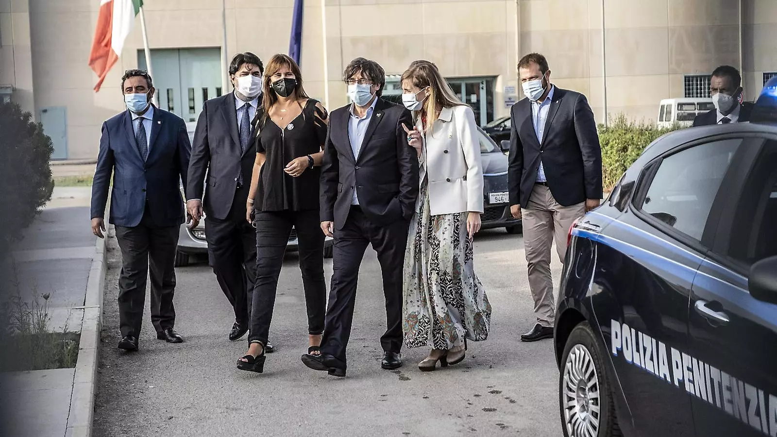 Carles Puigdemont con Laura Borràs y Victòria Alsina en Cerdeña.