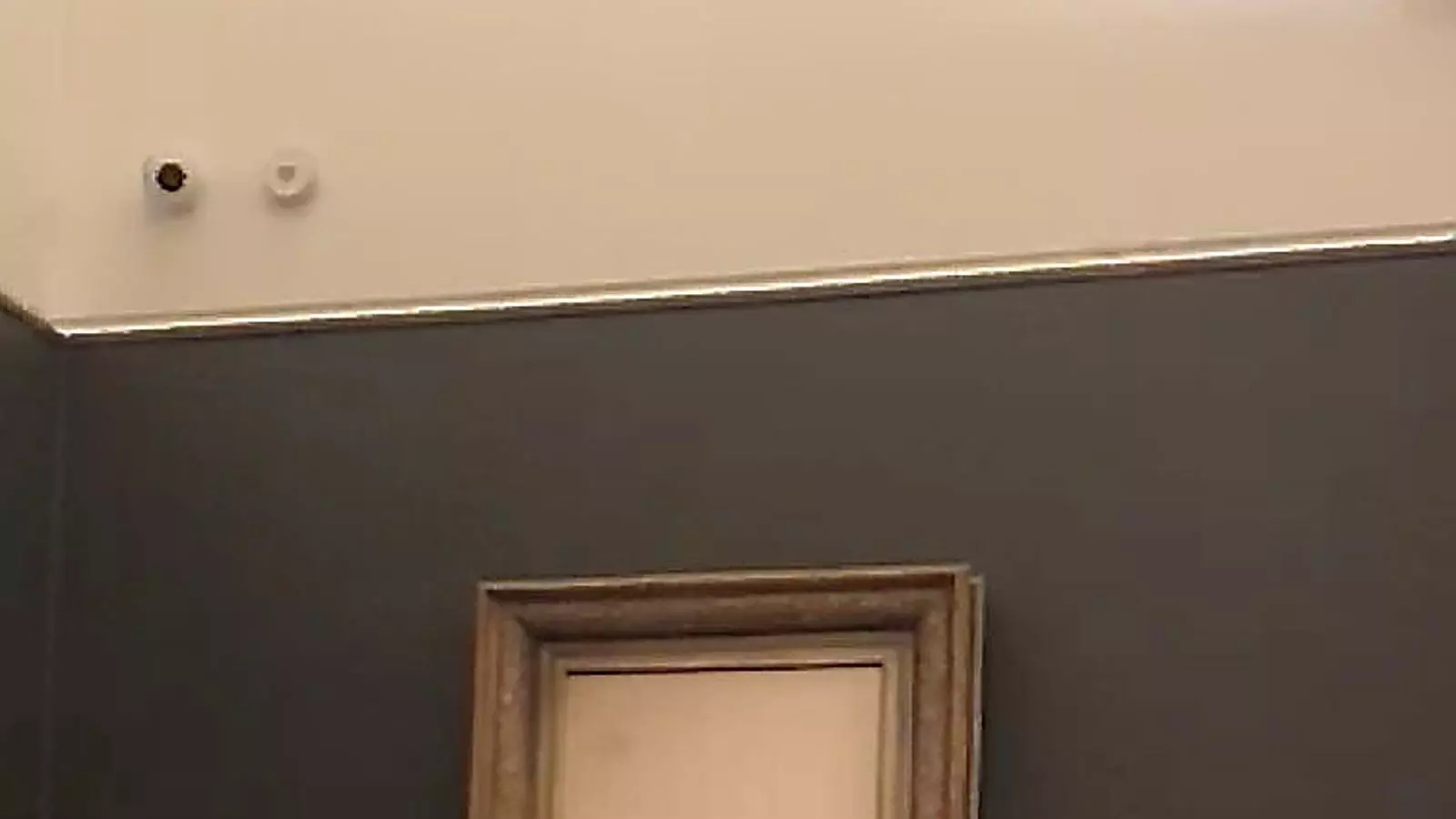 El moment en què l’obra de Banksy s’autodestrueix a la casa de subhastes Sotheby’s.