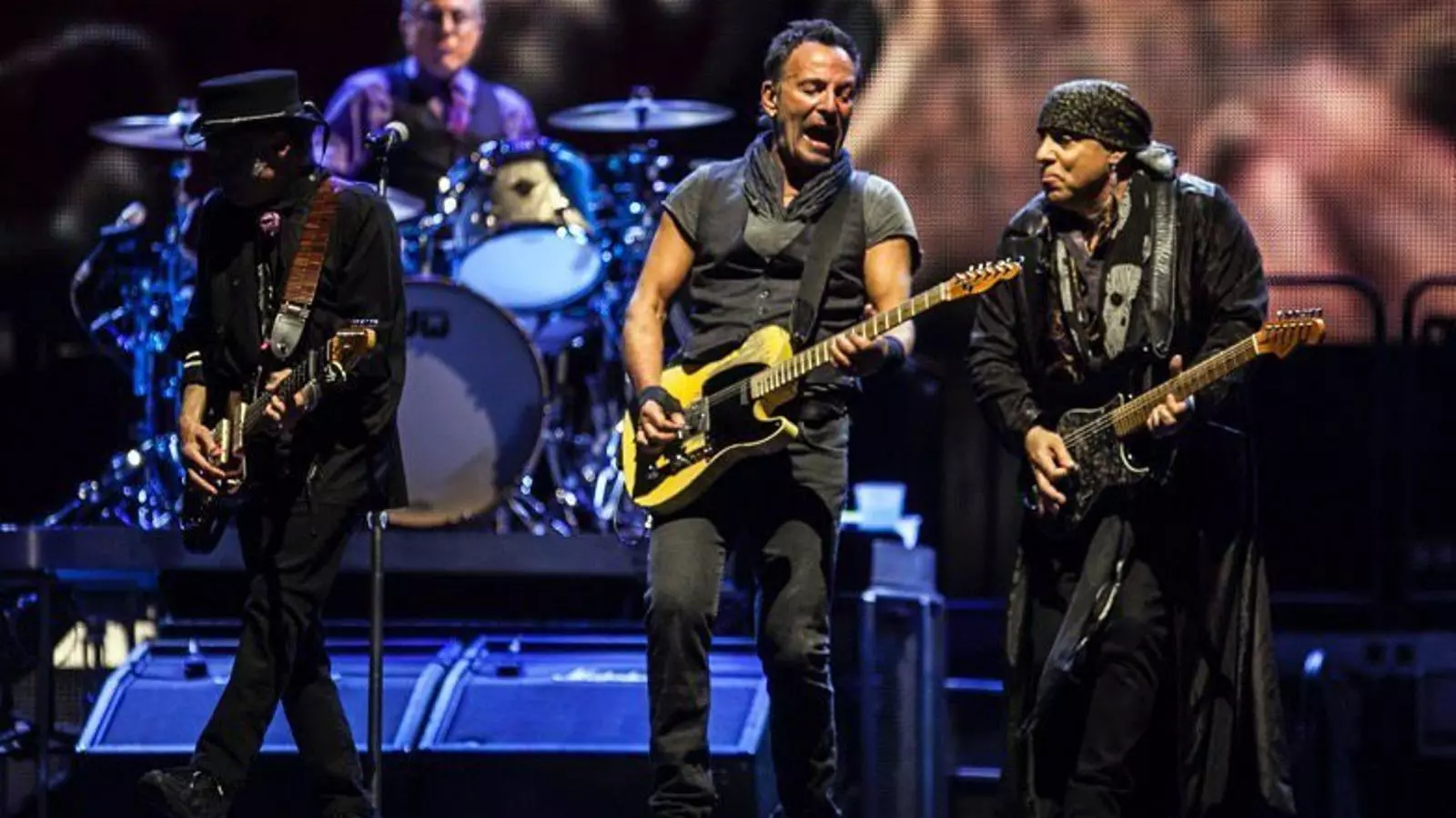 Bruce Springsteen entre els guitarristes Nils Lofgren i Steve van Zandt ahir al Camp Nou.