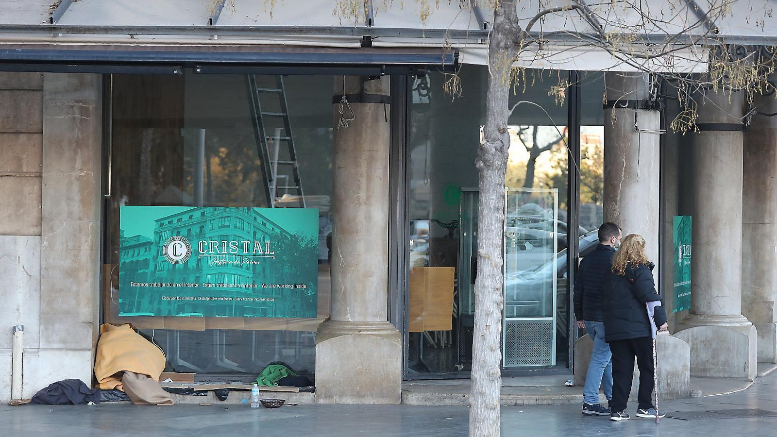 Un negoci d'hostaleria tancat en la plaça d'Espanya de Palma