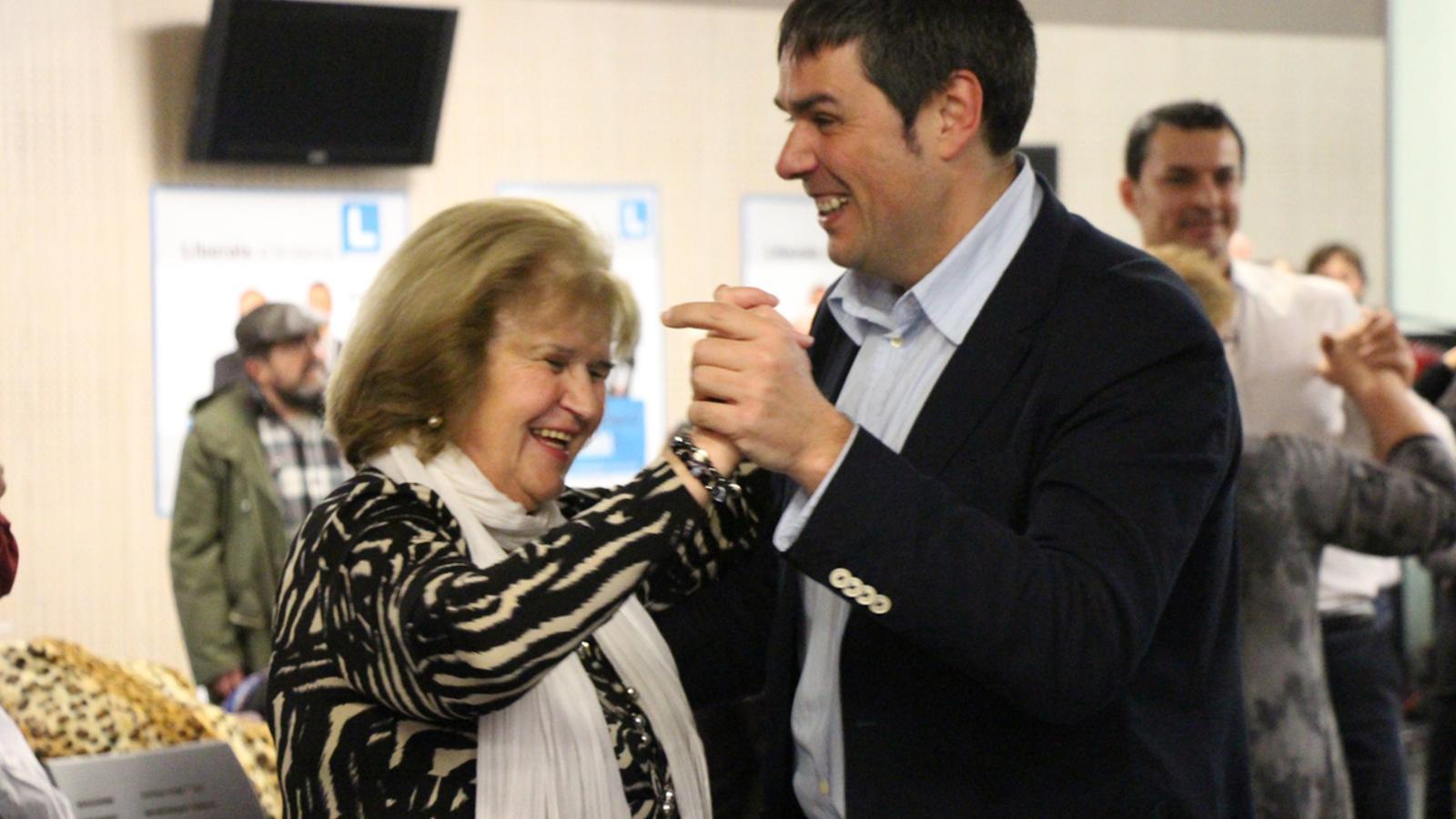 Els candidats liberals han ballat amb els padrins de la Casa Pairal d'Andorra la Vella. / N.M.