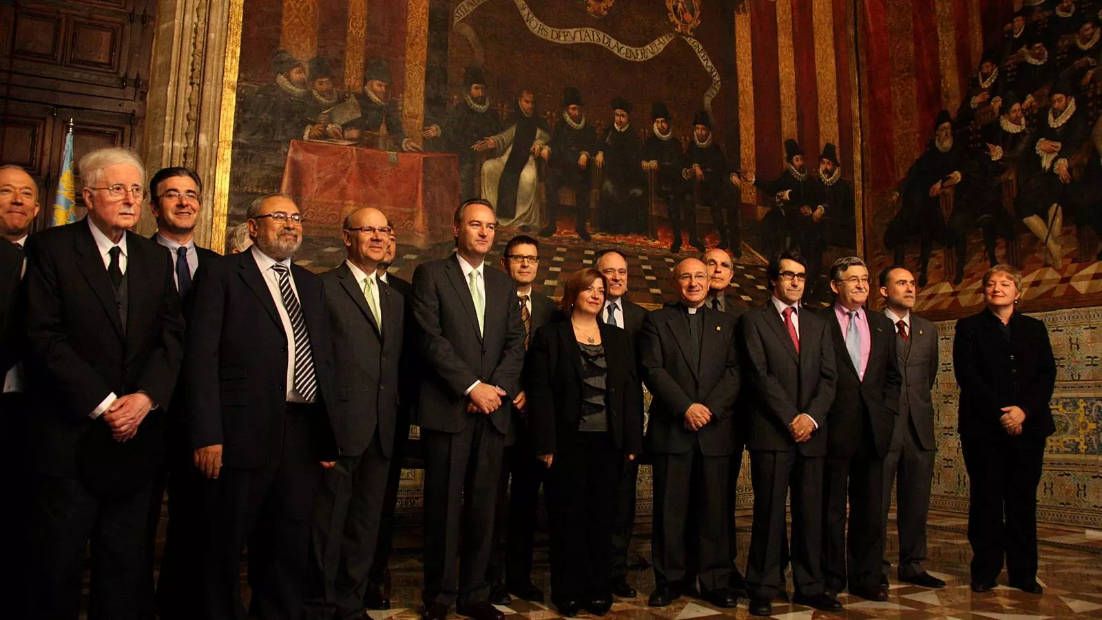 El president Fabra i el màxim responsable de l'Acadèmia, Ramon Ferrer, amb la resta d'acadèmics de l'AVL. / JOSÉ SOLER / ACN