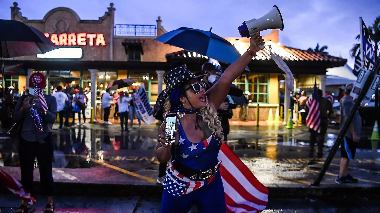 Una seguidora de Donald Trump, Vestida amb la bandera nord-americana, durant una protesta a Miami.