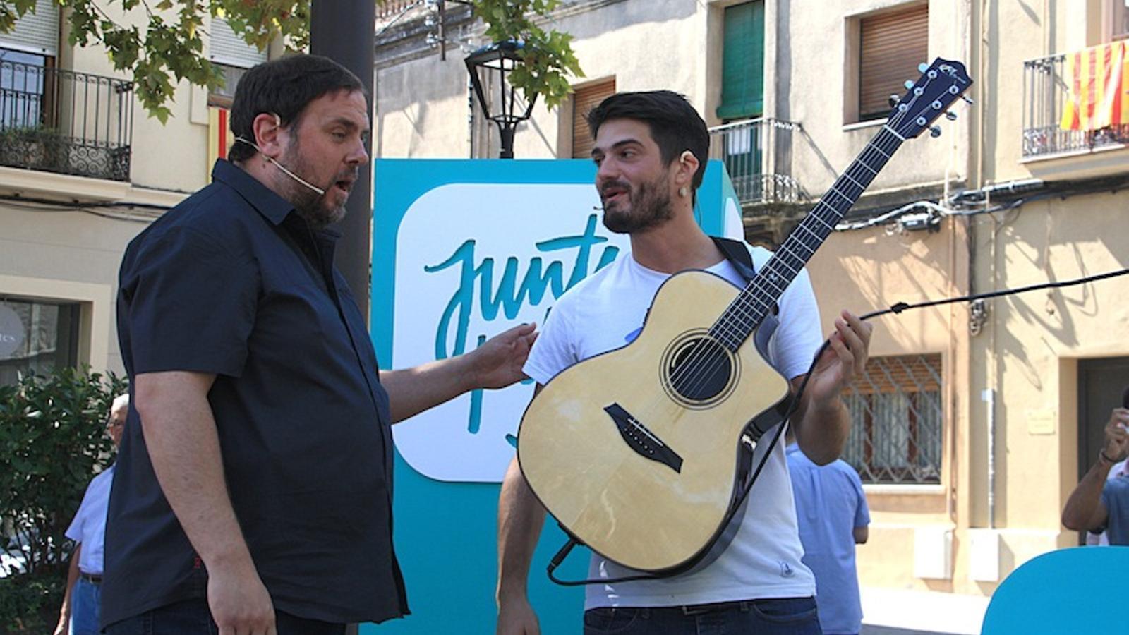 Junqueras saluda Èric Vergés, d'Els Catarres, abans de participar en l'acte que ha celebrat Junts pel Sí a Sant Cugat / ACN