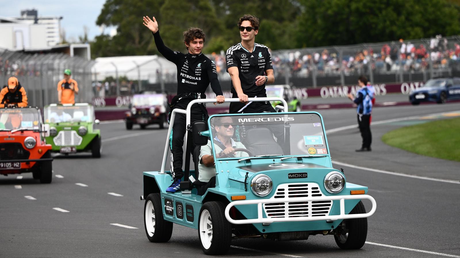 Kimi Antonelli y George Russell, en la vuelta de exhibición del Gran Premio de Australia de Fórmula 1