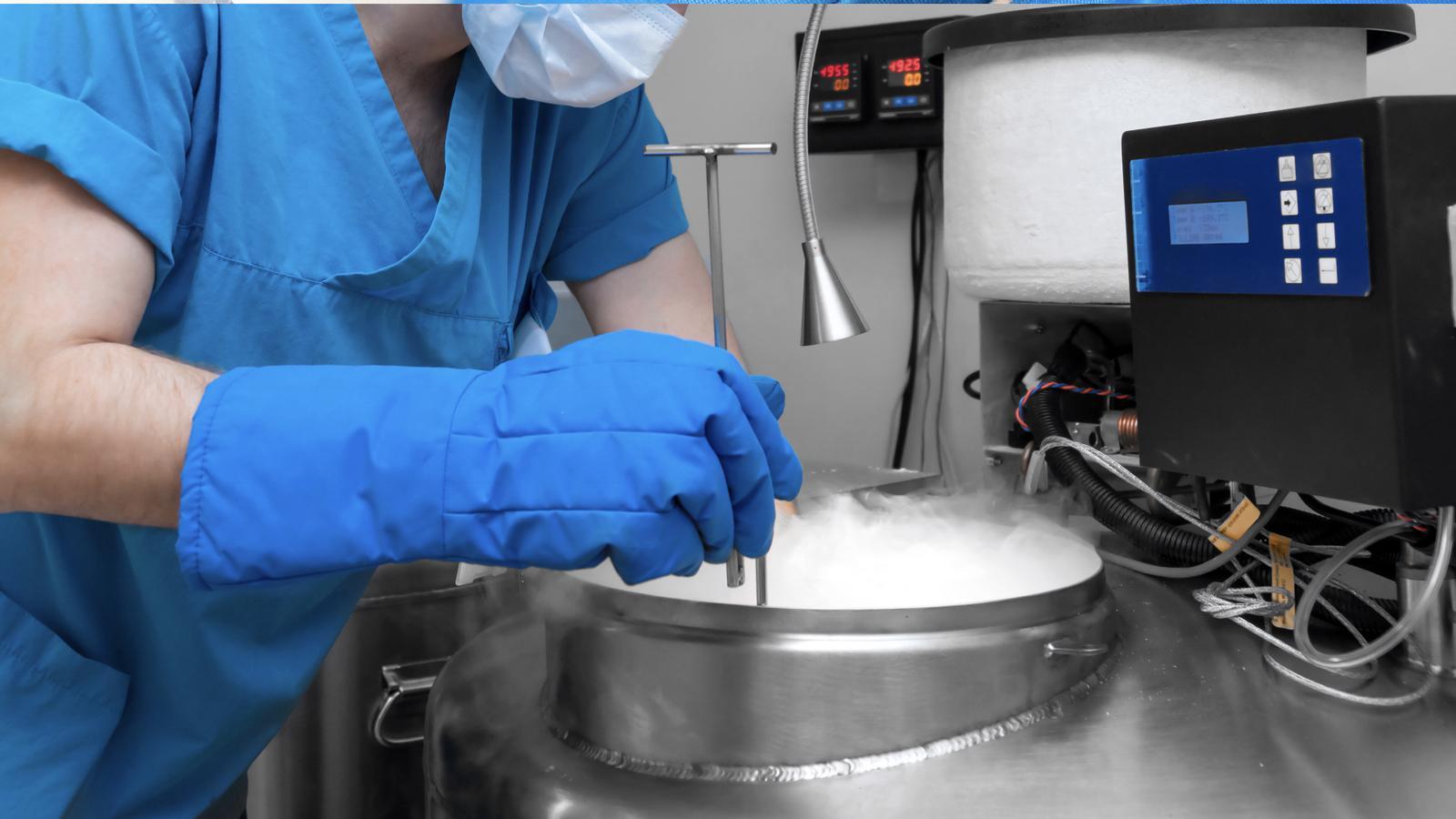 Embriólogo utilizando nitrógeno líquido para la criopreservación de embriones y óvulos en un laboratorio de FIV.
