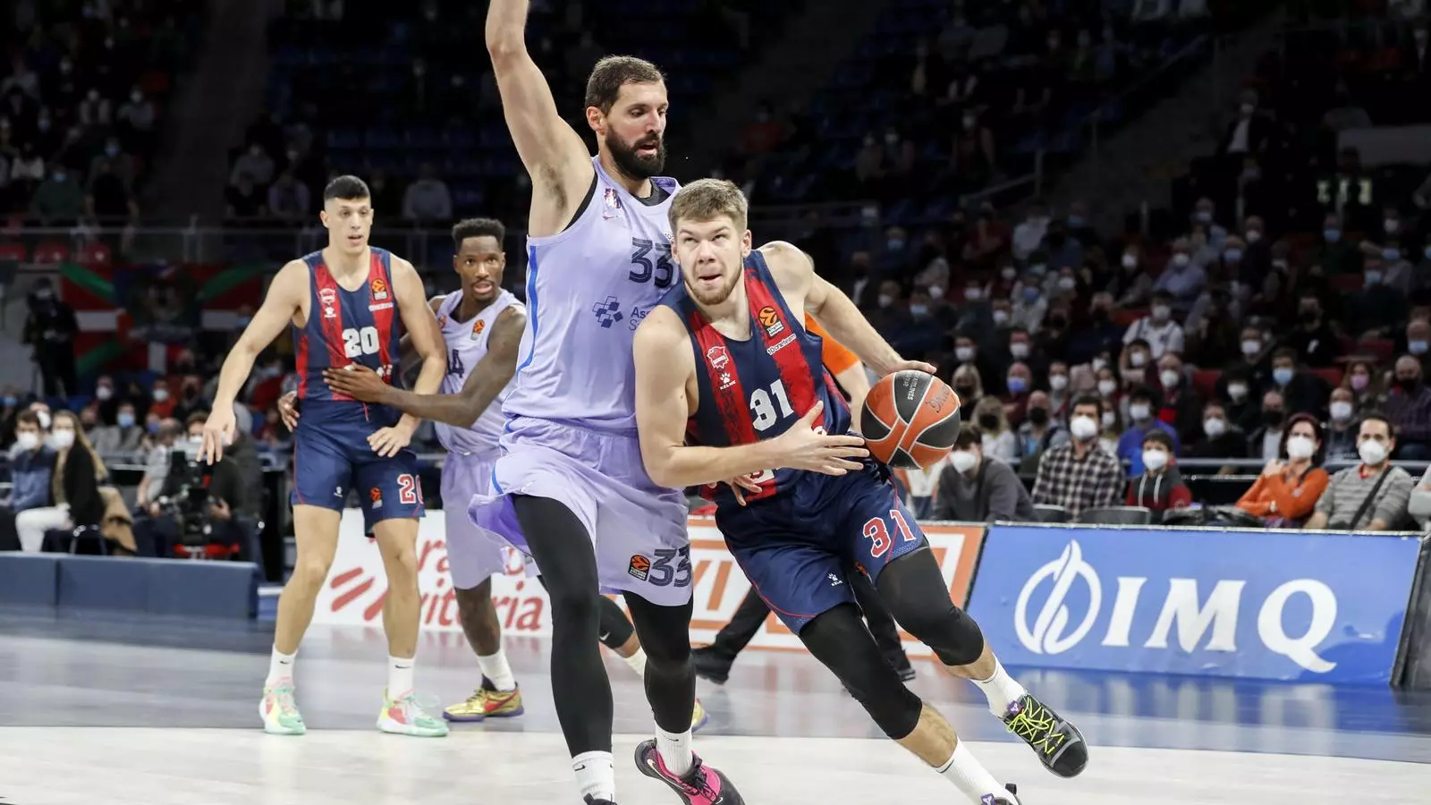 Nikola Mirotic durant el partit contra el Baskonia