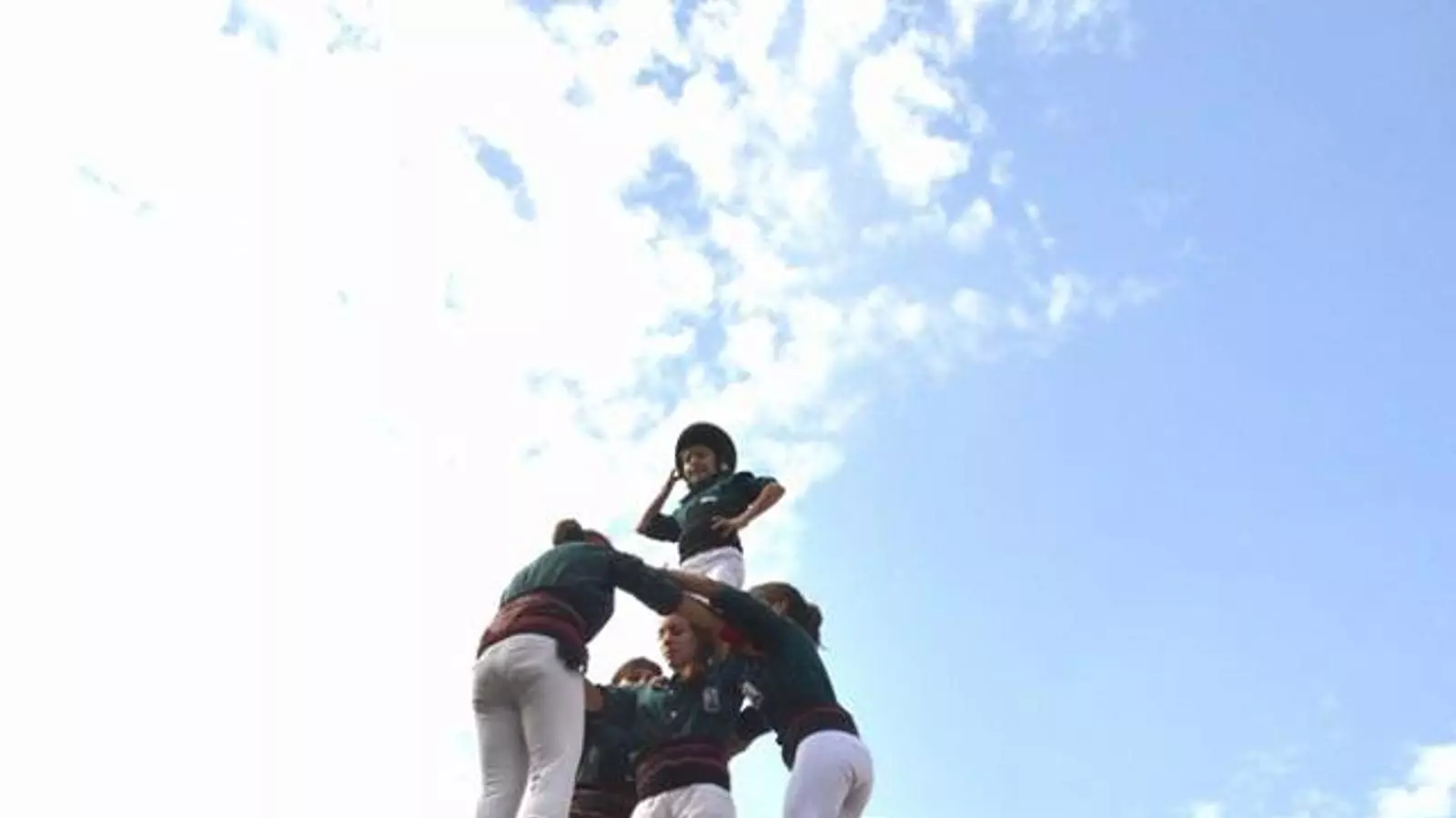 Primer quatre de set amb agulla carregat pels Castellers de Caldes a la seva festa major. CASTELLERS DE CALDES DE MONTBUI