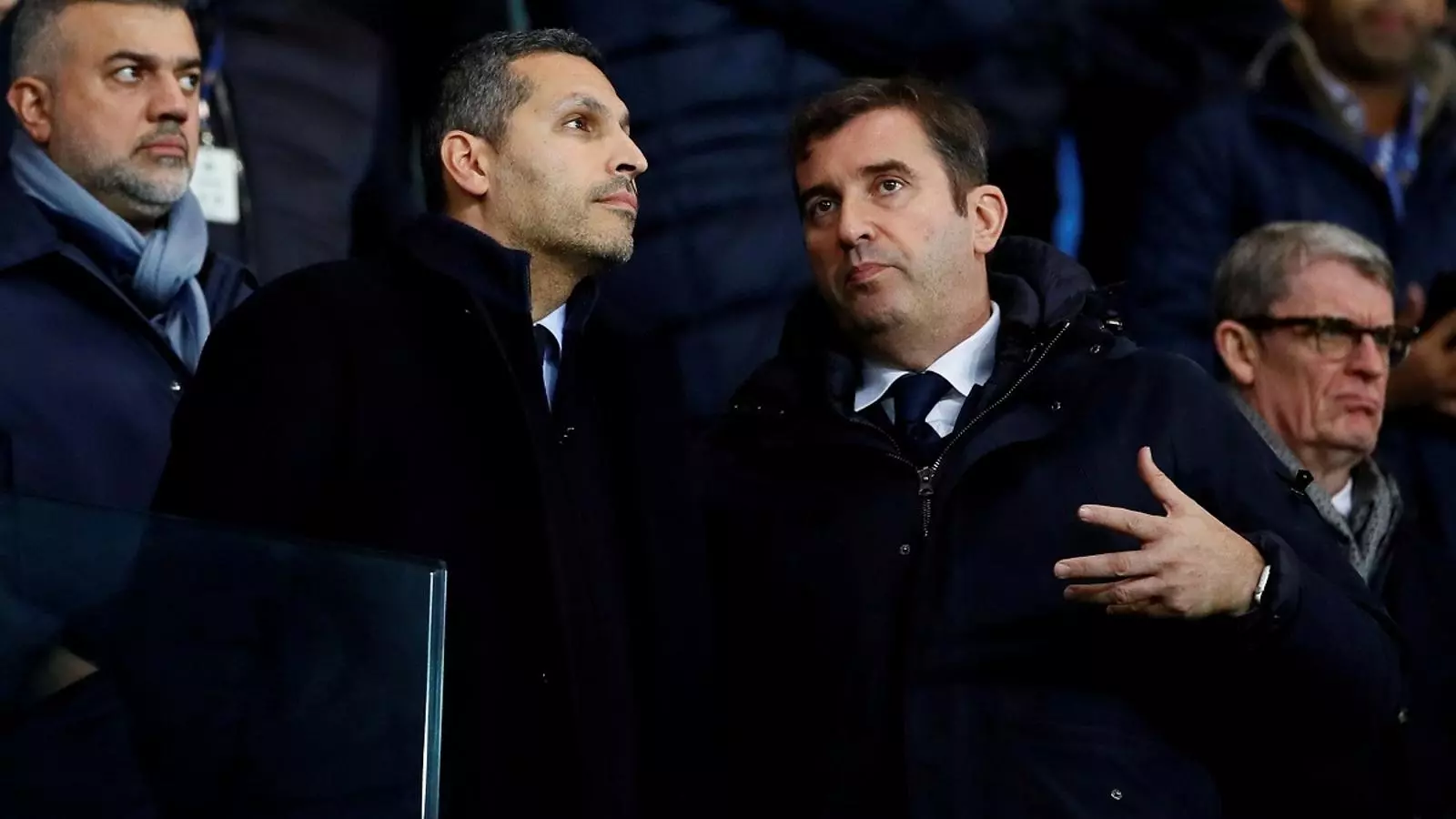 Khaldoon al Mubarak, president i mà dreta del xeic Mansour al Manchester City, parlant amb Ferran Soriano, director general del club