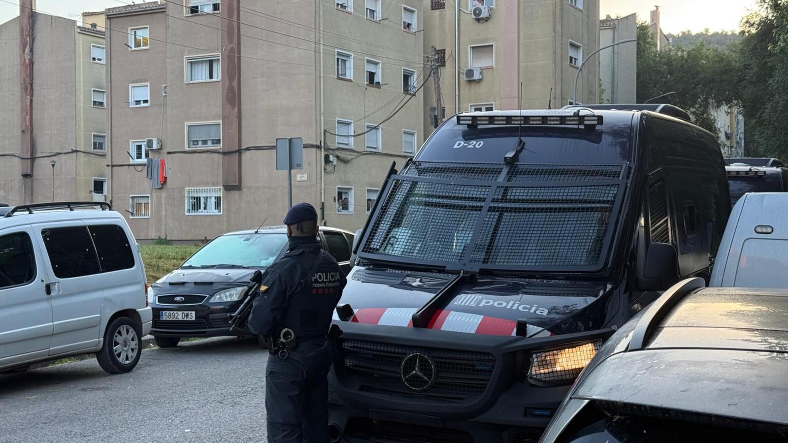 Un agente de los Mossos d'Esquadra vigila delante de una furgoneta en medio de un operativo en el barrio de Font de la Pólvora Fecha de publicación: martes 26 de mayo de 2026, 07:27 Localización: Girona Autor: Gerard Vilà