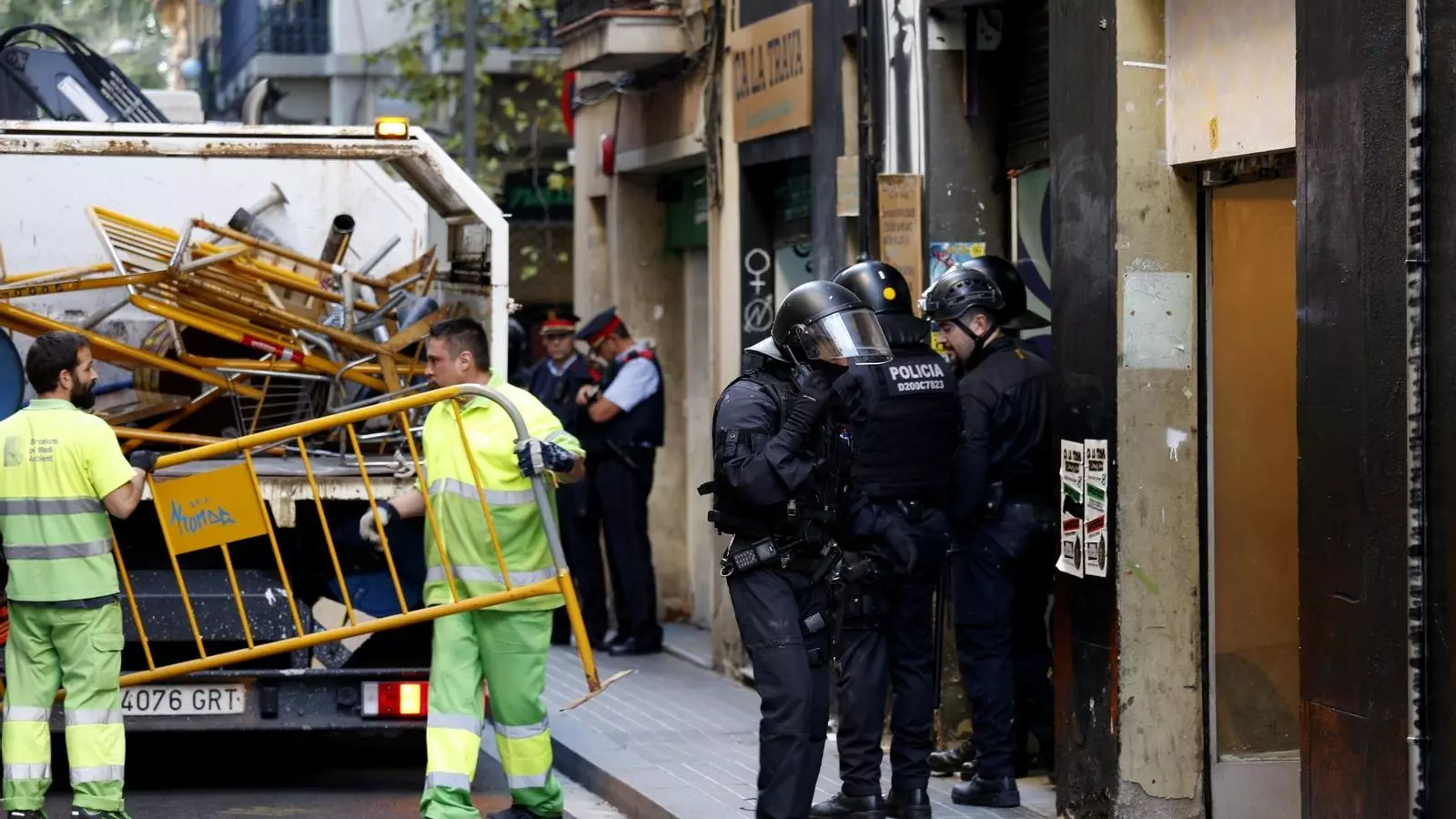 Un moment del desallotjament de Ca la Trava / FRANCESC MELCION
