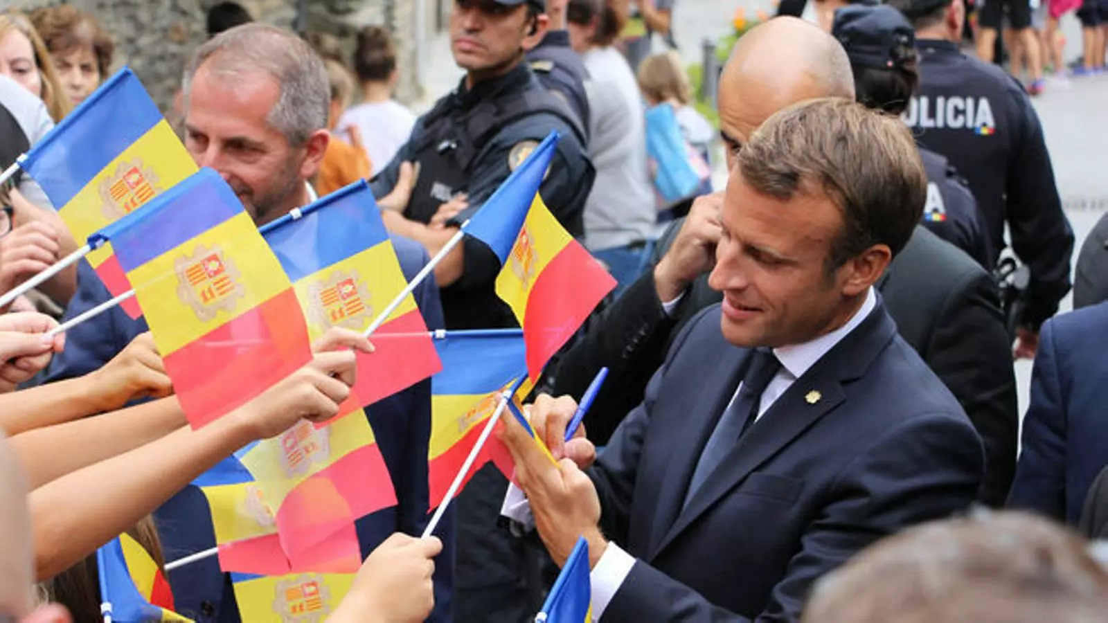 El copríncep francès, Emmanuel Macron, saluda als ciudadans durant la seva visita a Ordino. / T. N.