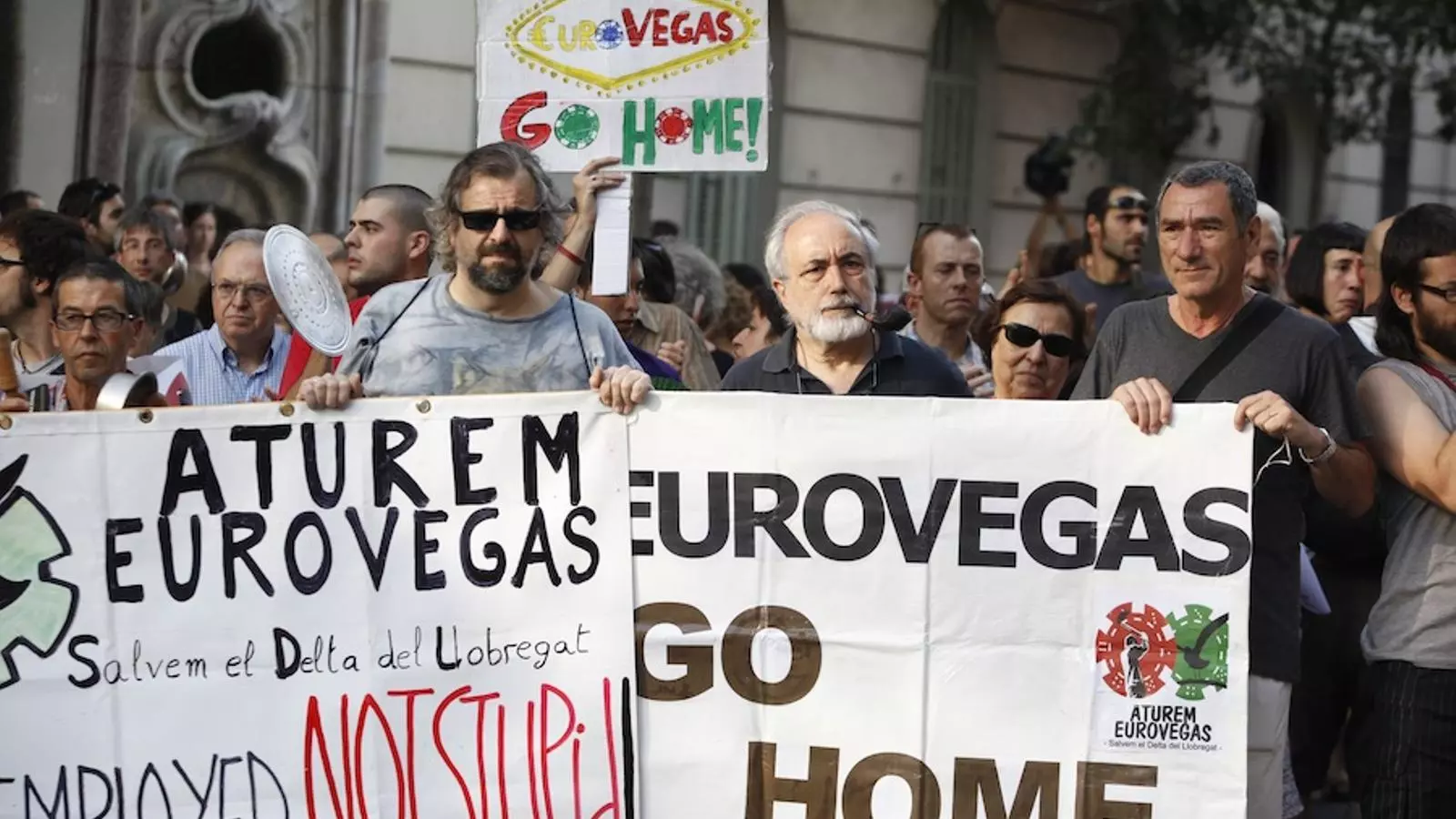 Un moment de la protesta contra Eurovegas davant de la seu de Convergència / MANOLO GARCIA