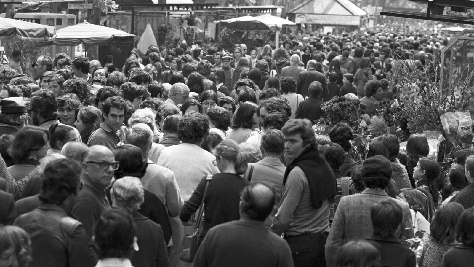 Les rambles de Barcelona, el dia de Sant Jordi de 1976