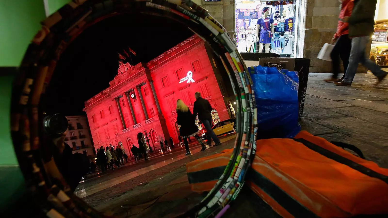 DE VERMELL PER LA SIDA La façana de l’Ajuntament de Barcelona es va il·luminar ahir de vermell per commemorar el Dia Mundial contra la Sida.