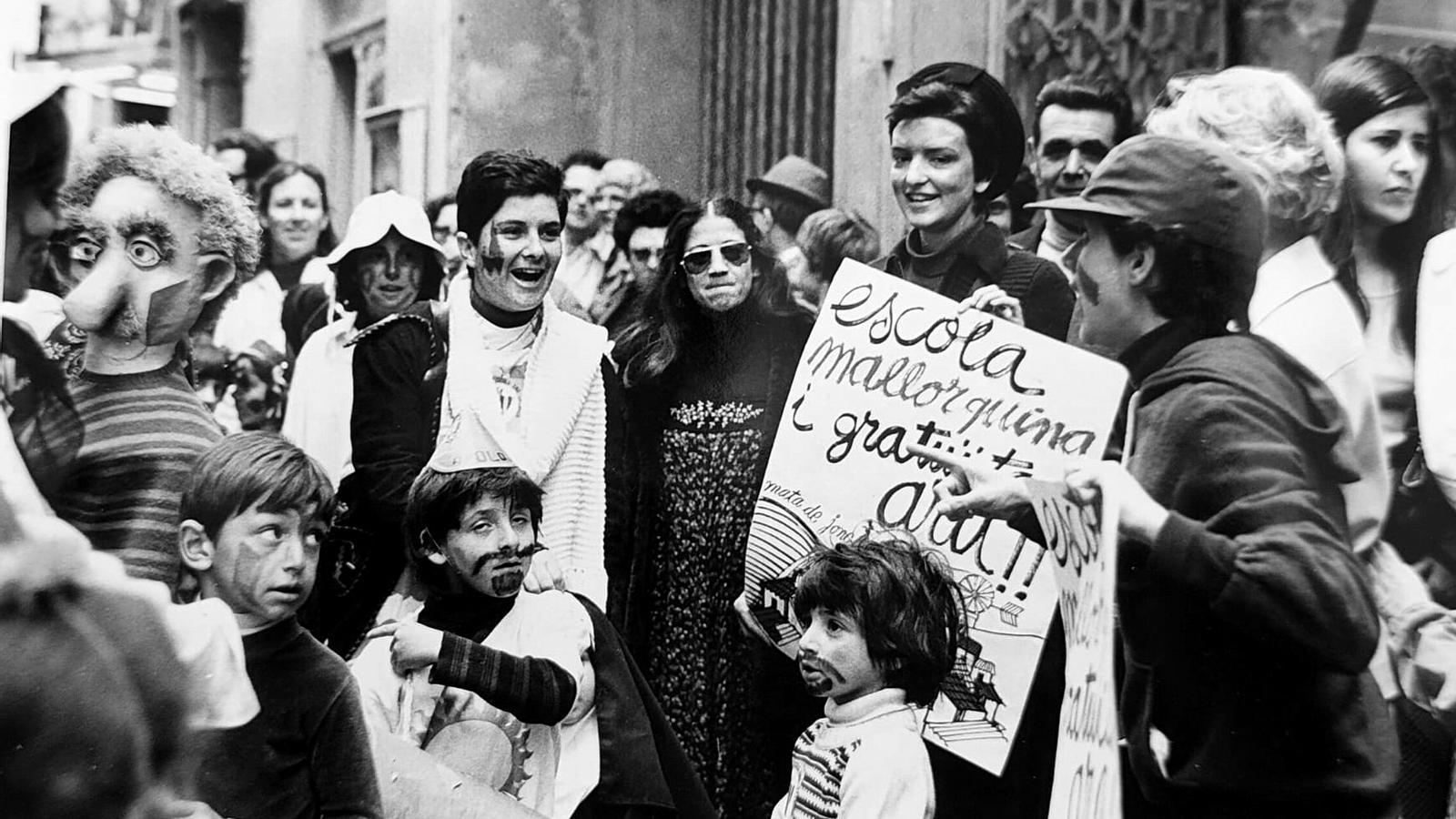 En la primavera de 1976 se tomó la decisión de fundar Mata de Jonc, después de diferentes movilizaciones y reivindicaciones por una escuela en catalán
