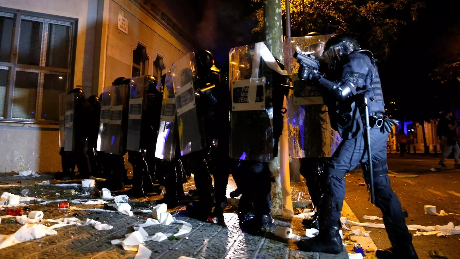 Els Mossos van carregar amb duresa i van disparar projectils de foam.