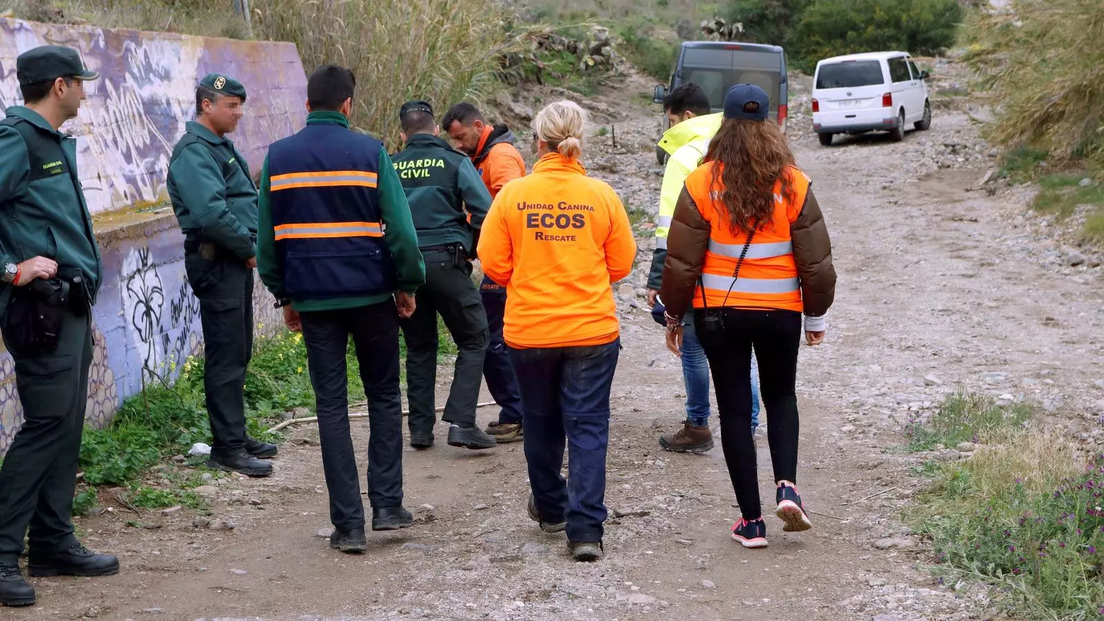 Voluntaris i professionals busquen el noi desaparegut.