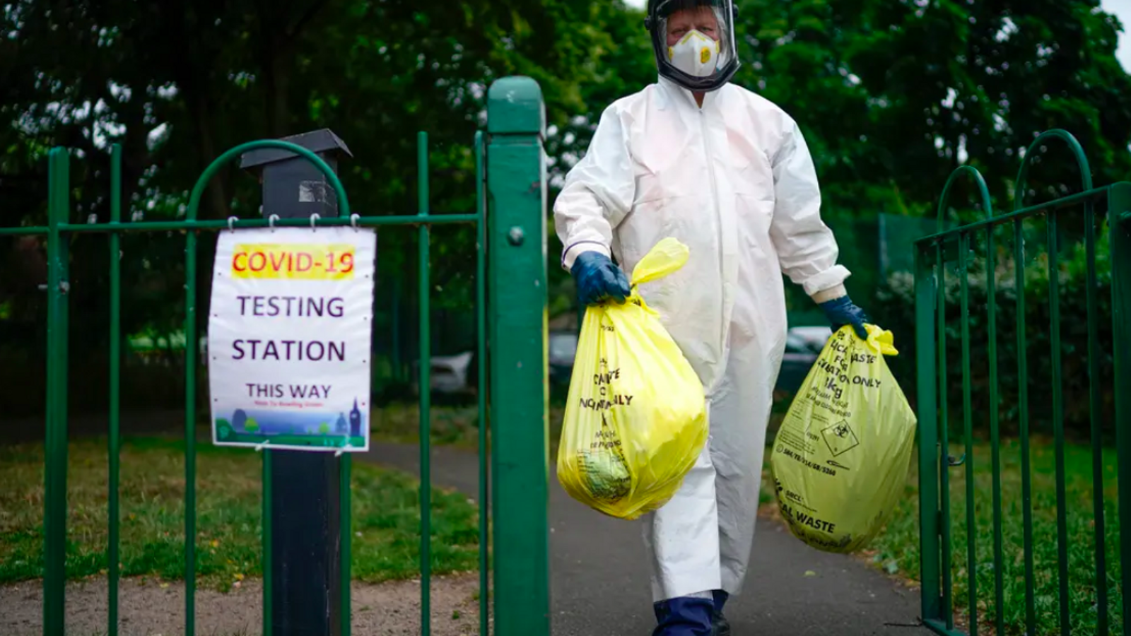 Un oficial sanitari recull mostres en un centre de cribratge de Leicester, a Anglaterra