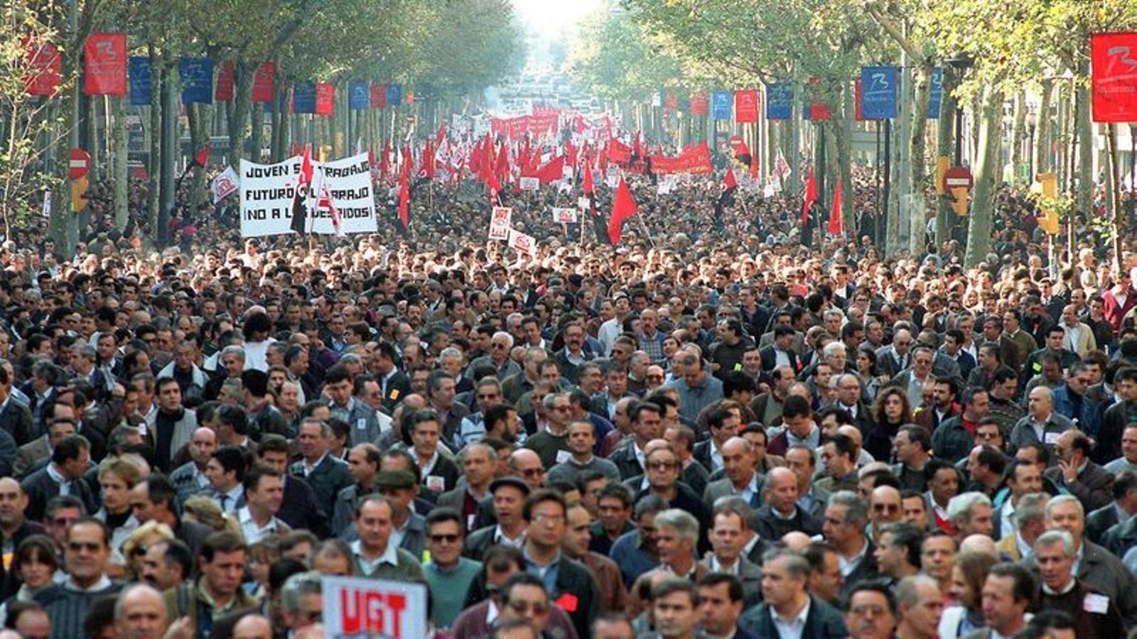 Más de 30.000 personas se manifestaron en Barcelona contra los despidos de Seat en noviembre de 1993