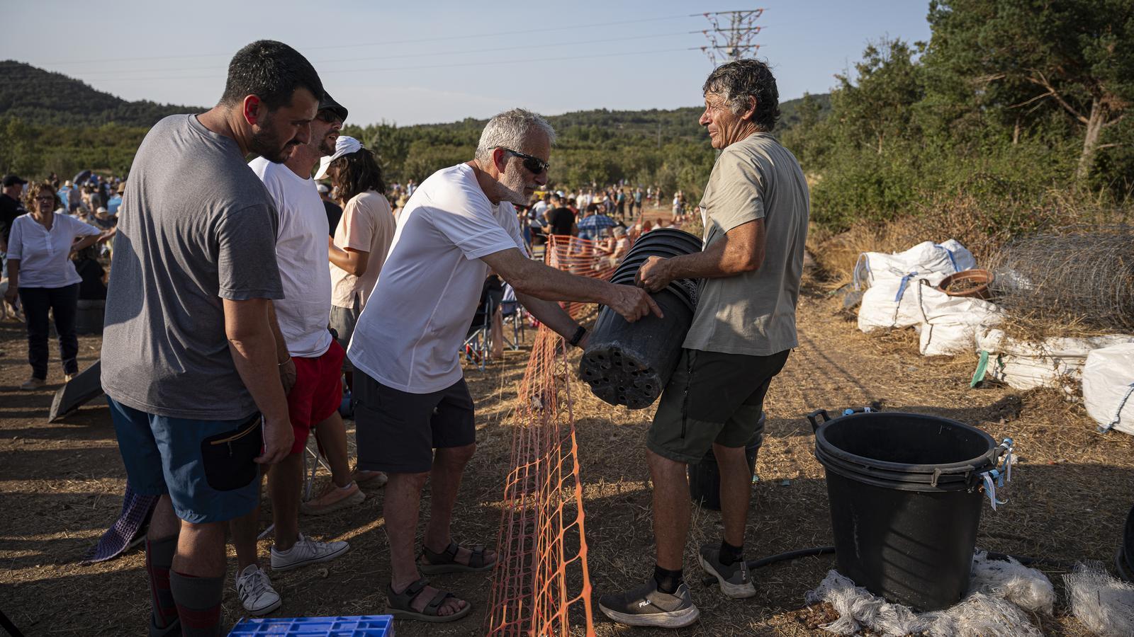 Antonio, uno de los propietarios de los terrenos desde donde se podía ver el eclipse, repartiendo banquitos para sentarse.