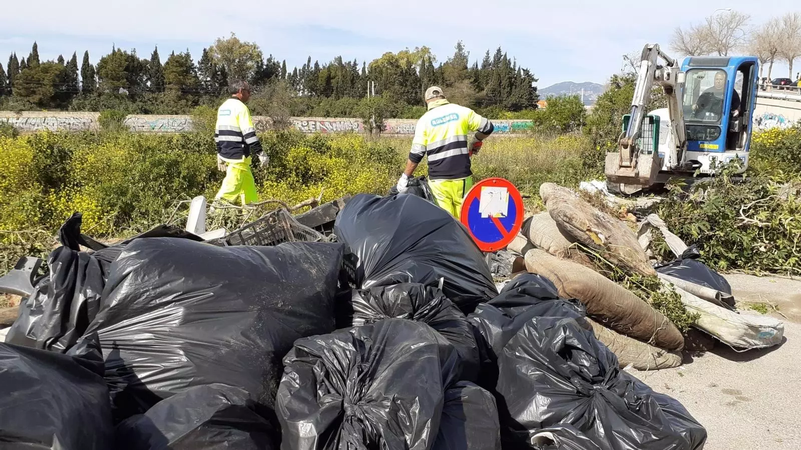 Operaris netejant el torrent de na Bàrbera